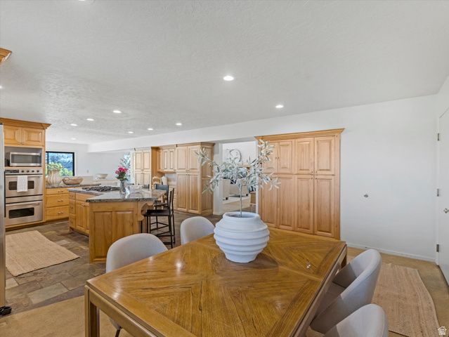 8903 S COBBLE CREST LN, Sandy, UT 84093