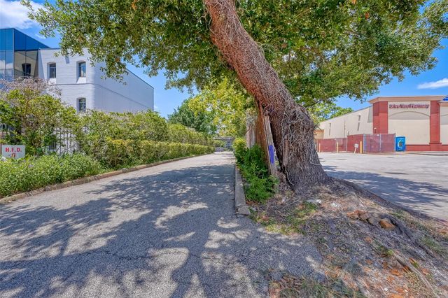 8211 Katy Freeway 19, Houston, TX 77024