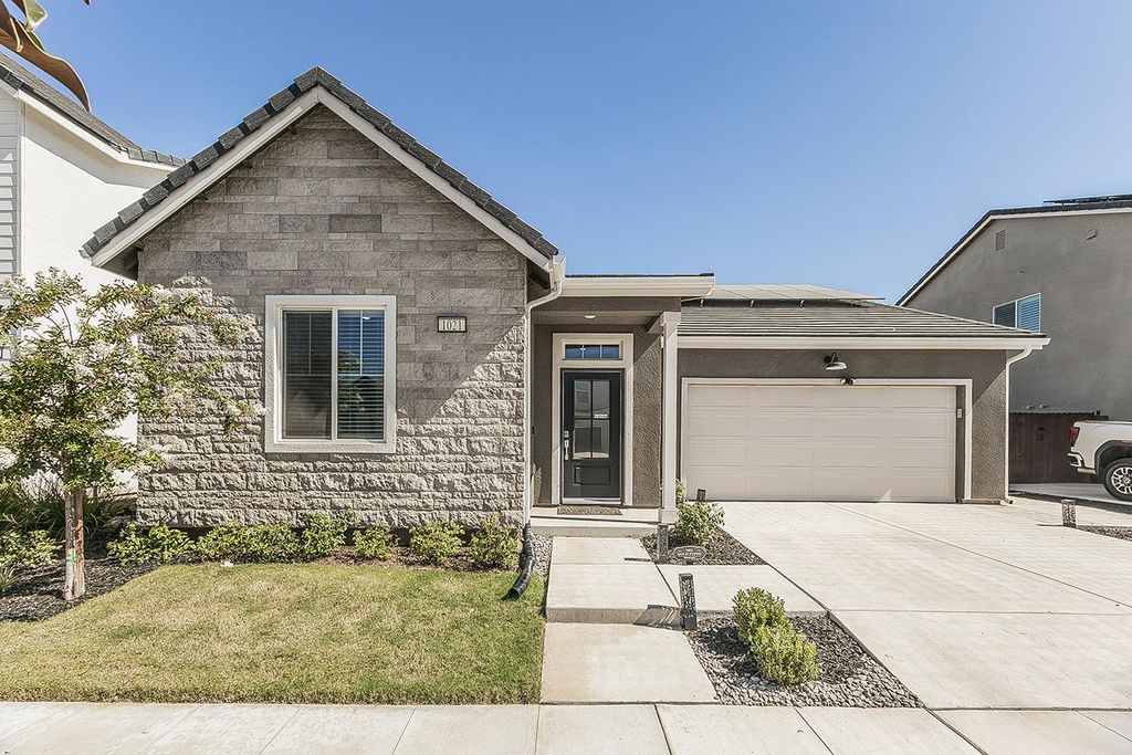 Image 1 of property listing at 1021 Plum Tree Avenue, Clovis, CA 93619