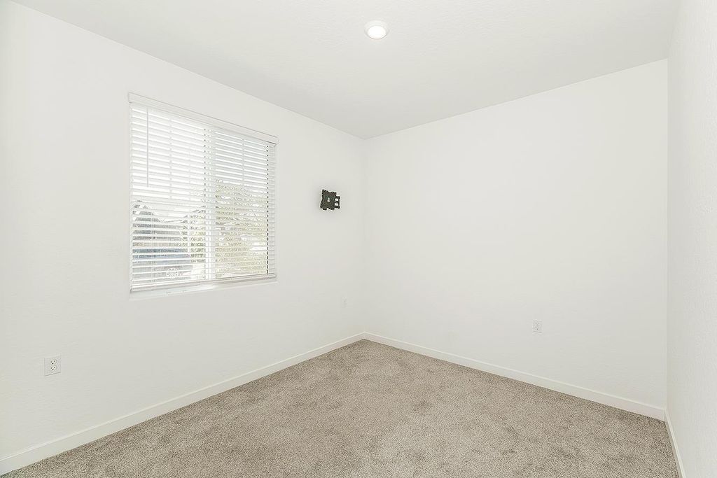 Image 10 of property listing at 1021 Plum Tree Avenue, Clovis, CA 93619