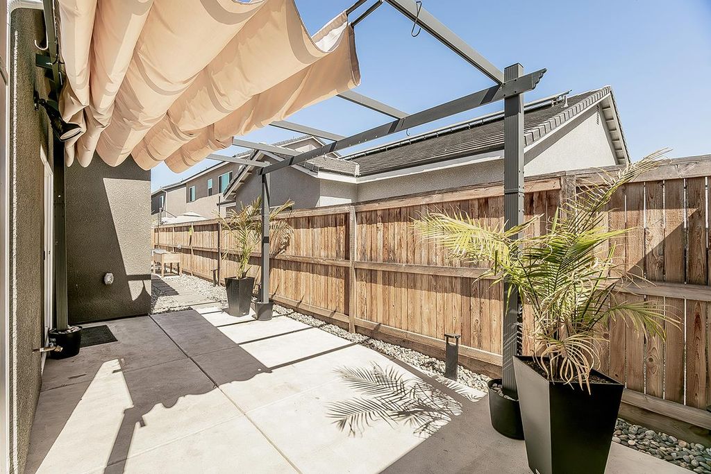 Image 13 of property listing at 1021 Plum Tree Avenue, Clovis, CA 93619
