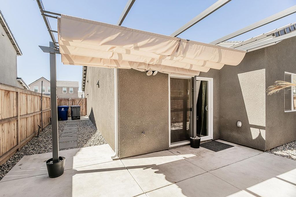 Image 14 of property listing at 1021 Plum Tree Avenue, Clovis, CA 93619