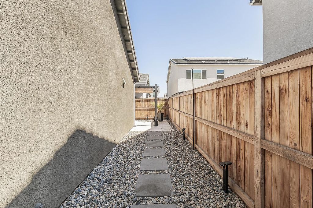 Image 15 of property listing at 1021 Plum Tree Avenue, Clovis, CA 93619