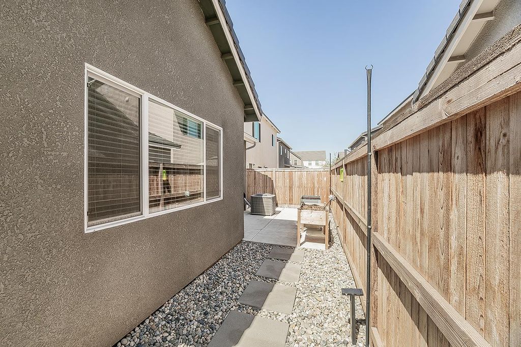 Image 16 of property listing at 1021 Plum Tree Avenue, Clovis, CA 93619