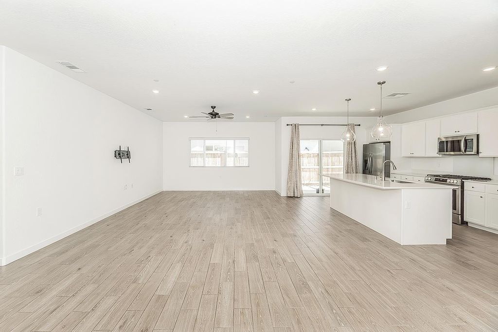 Image 2 of property listing at 1021 Plum Tree Avenue, Clovis, CA 93619
