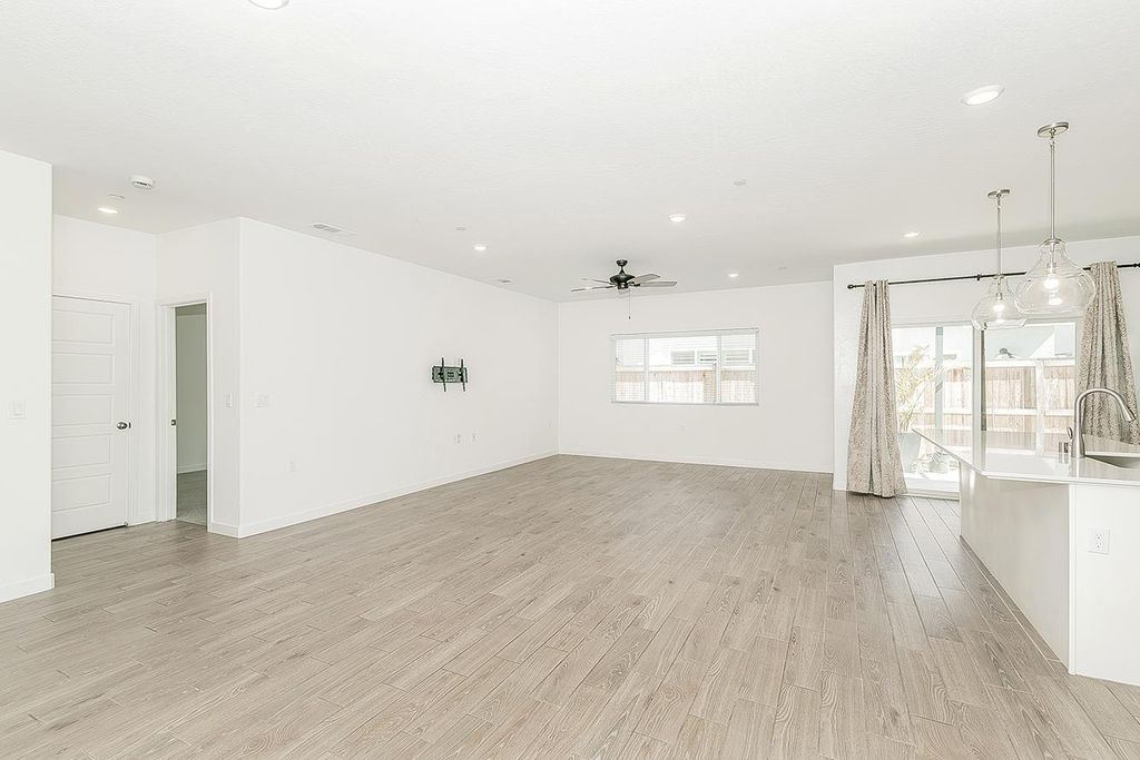 Image 3 of property listing at 1021 Plum Tree Avenue, Clovis, CA 93619