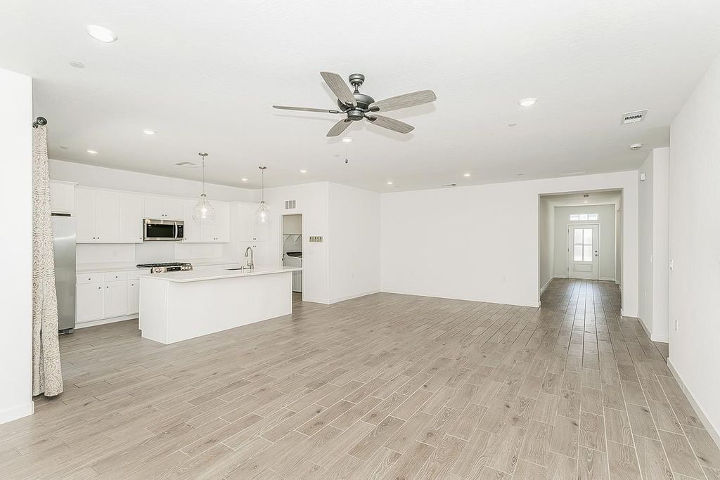 Image 4 of property listing at 1021 Plum Tree Avenue, Clovis, CA 93619