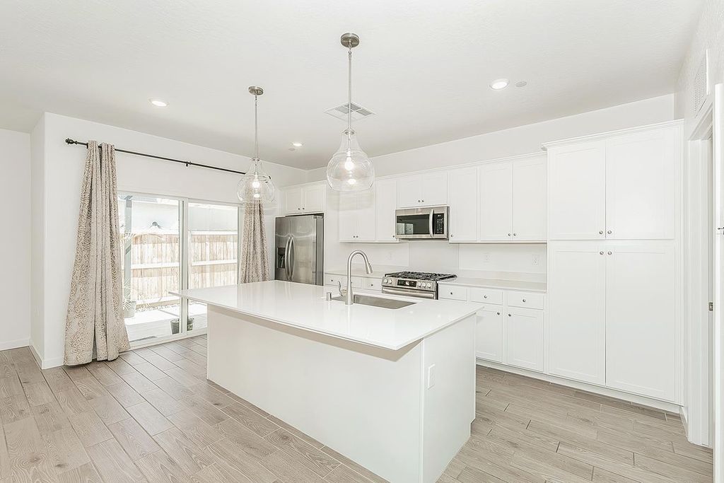 Image 5 of property listing at 1021 Plum Tree Avenue, Clovis, CA 93619
