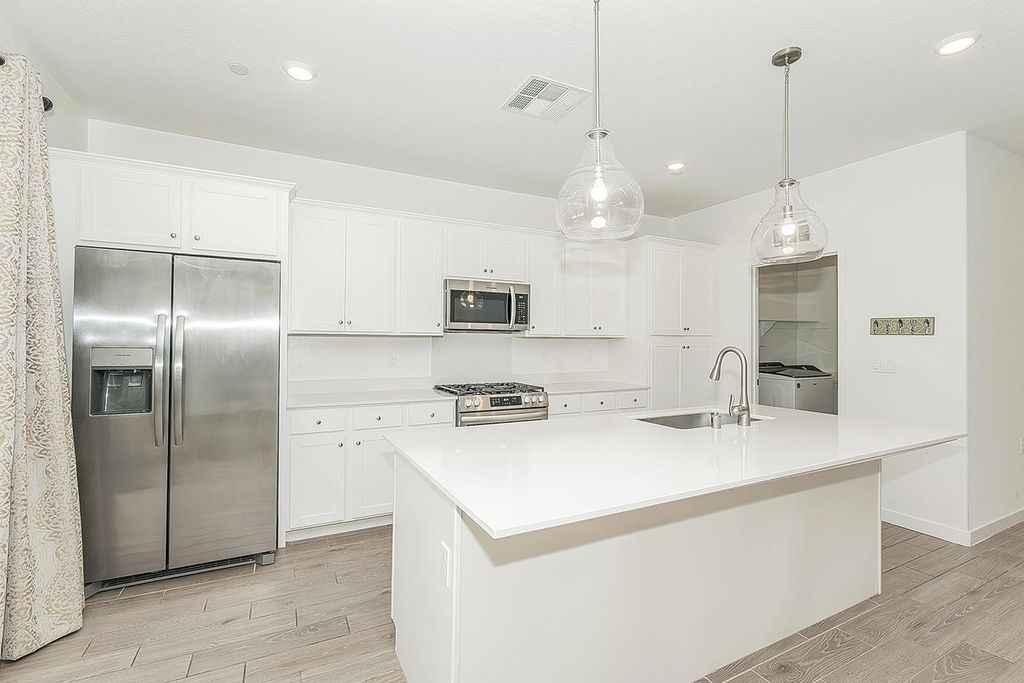 Image 6 of property listing at 1021 Plum Tree Avenue, Clovis, CA 93619
