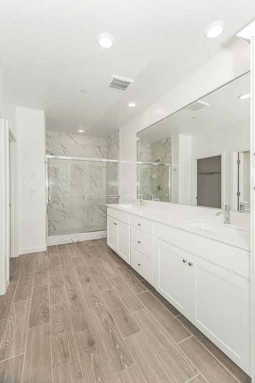 Image 9 of property listing at 1021 Plum Tree Avenue, Clovis, CA 93619