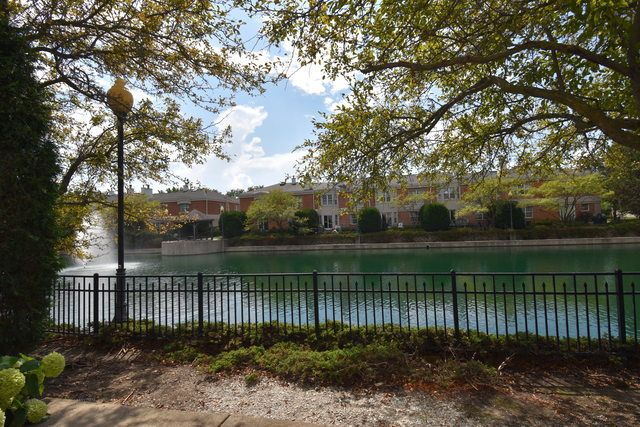 366 Town Place Circle 366, Buffalo Grove, IL 60089