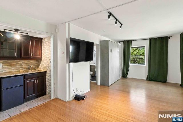 410 Fairview Avenue 4J, Fort Lee, NJ 07024