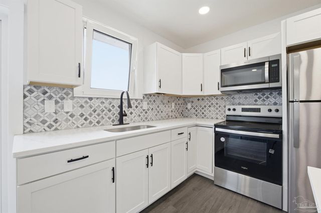 4732 Pine Ln, Pace, FL 32571