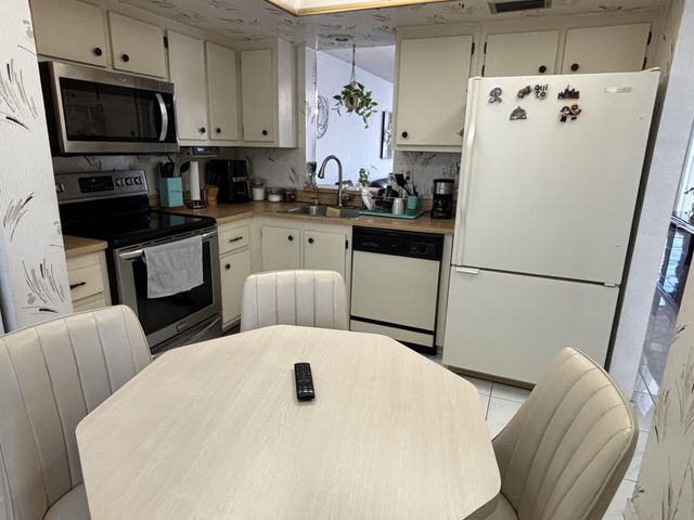 7620 NW 18th Street 308, Margate, FL 33063