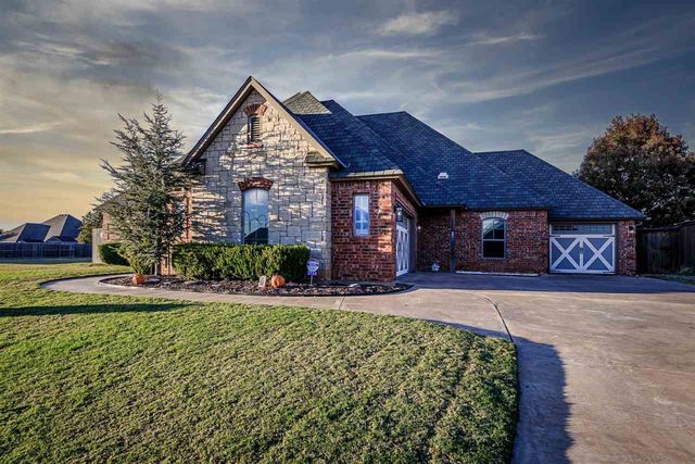 3710 NE Eastlake Dr, Lawton, OK 73507