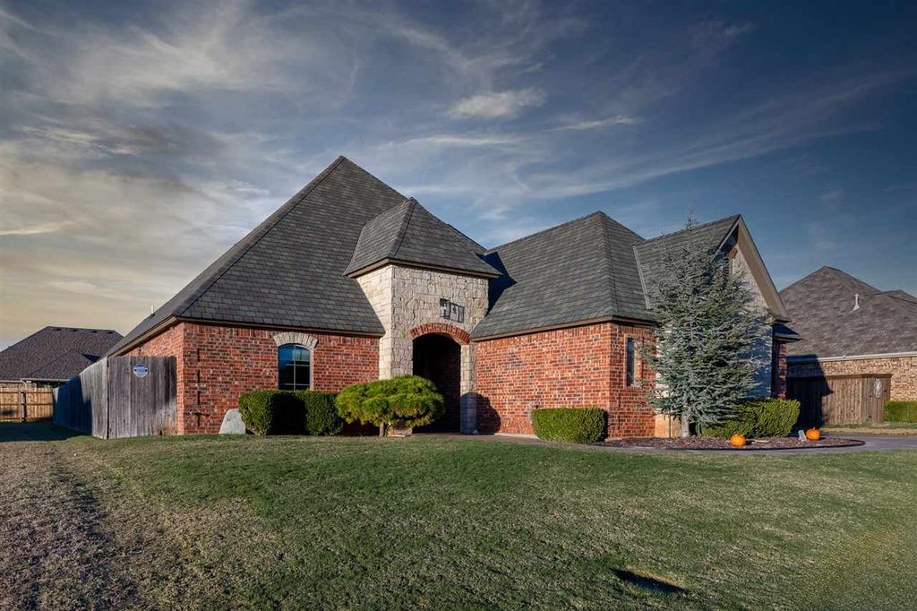 3710 NE Eastlake Dr, Lawton, OK 73507