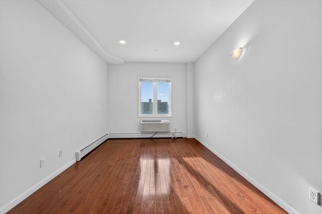 14906 Northern Blvd Apt 501, New York City, NY 11354