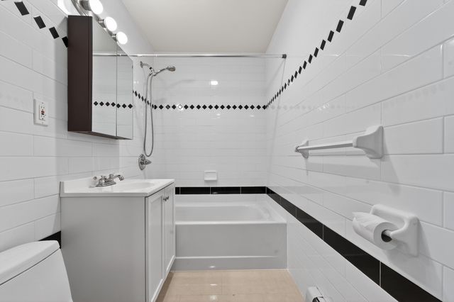 14906 Northern Blvd Apt 501, New York City, NY 11354