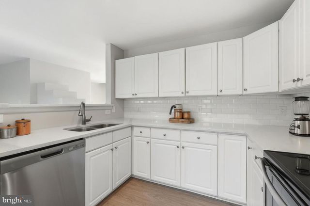 1881 CRESCENT PARK DR, Reston, VA 20190