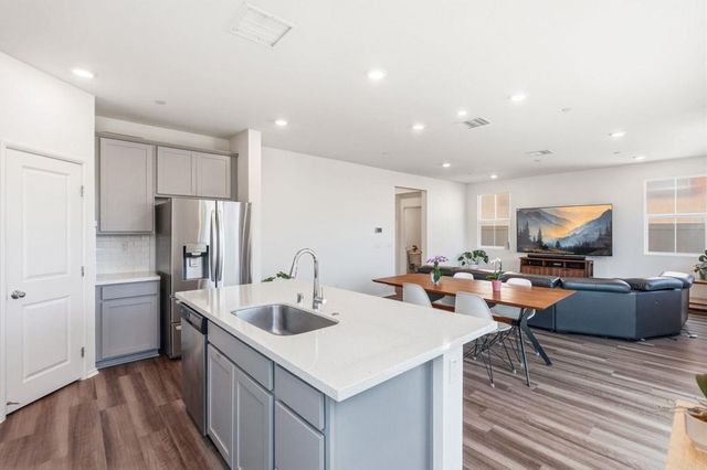 887 Brookdale Drive, Vista, CA 92081