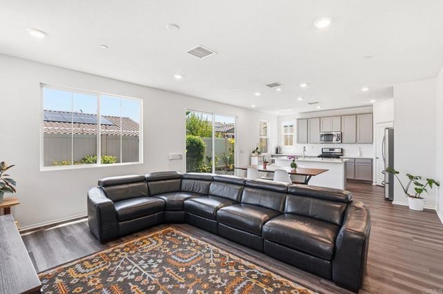 887 Brookdale Drive, Vista, CA 92081