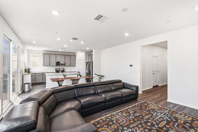 887 Brookdale Drive, Vista, CA 92081
