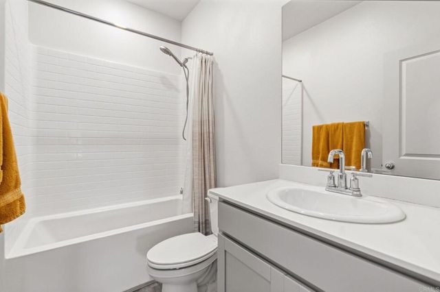 887 Brookdale Drive, Vista, CA 92081