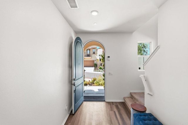 887 Brookdale Drive, Vista, CA 92081