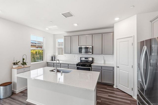 887 Brookdale Drive, Vista, CA 92081
