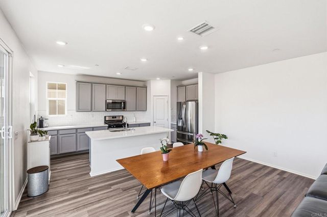 887 Brookdale Drive, Vista, CA 92081