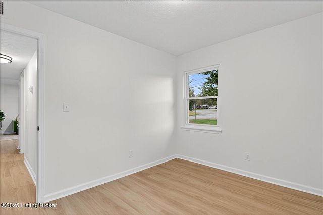 5704 Toebbe Ln, Louisville, KY 40229