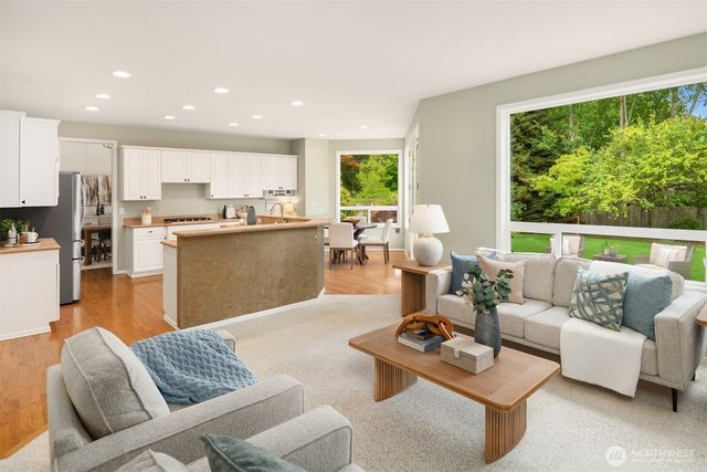 24416 SE 4th Place, Sammamish, WA 98074
