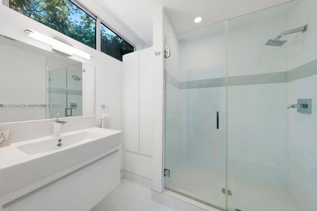 3861 Kumquat Ave, Miami, FL 33133