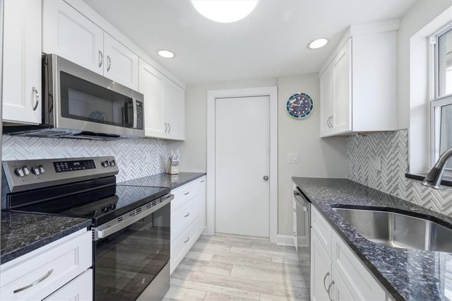 104 WHISPERING SANDS DRIVE V27, Sarasota, FL 34242