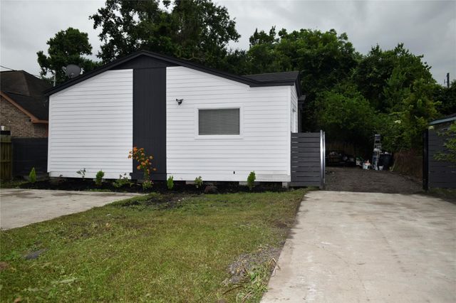 9401 Heatherside Street, Houston, TX 77016