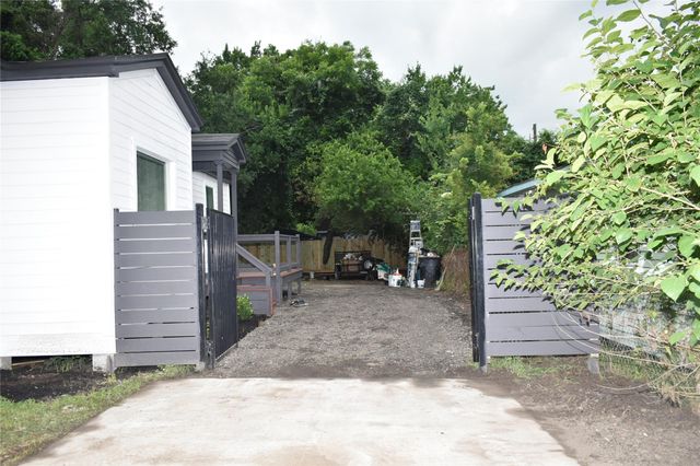 9401 Heatherside Street, Houston, TX 77016