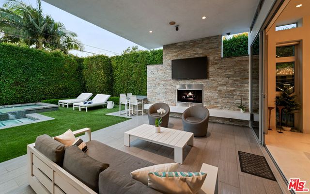 633 N Laurel Avenue, Los Angeles, CA 90048