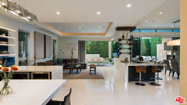 633 N Laurel Avenue, Los Angeles, CA 90048