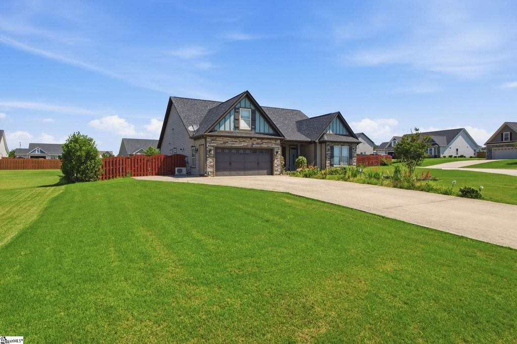 222 Creekside Farms Way, Moore, SC 29334