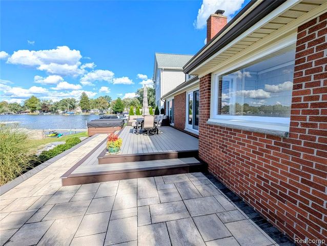 2525 Davista Drive, Highland, MI 48356