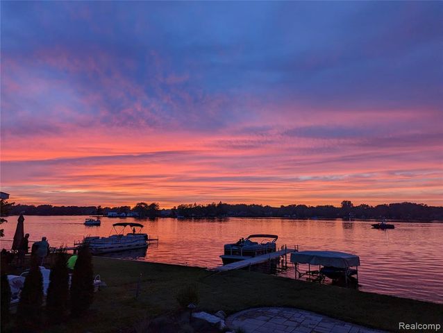 2525 Davista Drive, Highland, MI 48356