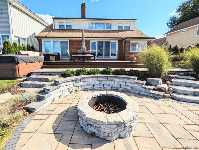 2525 Davista Drive, Highland, MI 48356