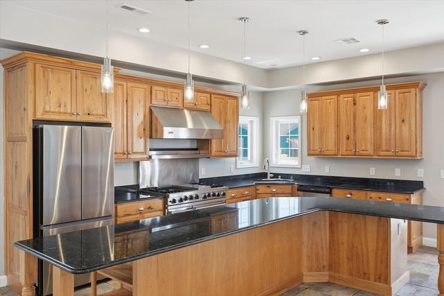 27 Bittersweet Ln, Hampton, NH 03842