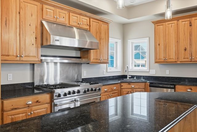 27 Bittersweet Ln, Hampton, NH 03842