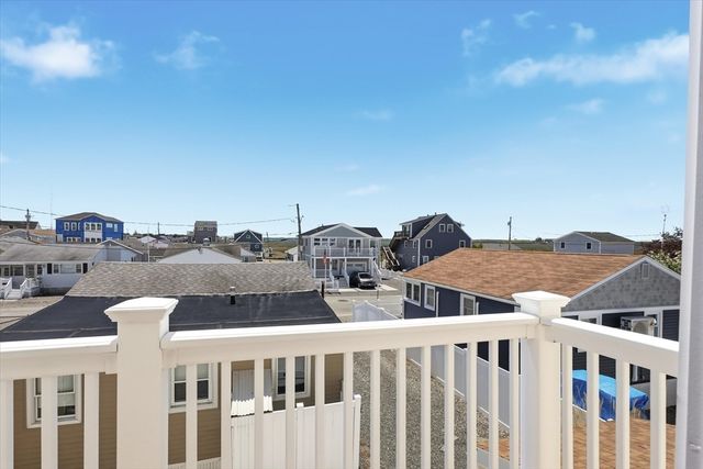 27 Bittersweet Ln, Hampton, NH 03842