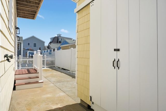 27 Bittersweet Ln, Hampton, NH 03842