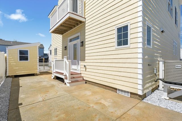 27 Bittersweet Ln, Hampton, NH 03842