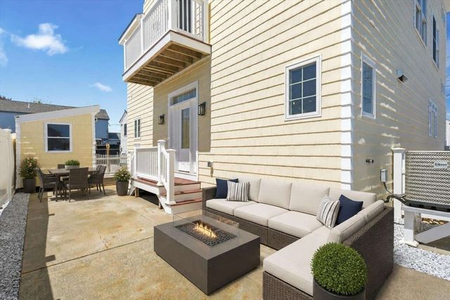 27 Bittersweet Ln, Hampton, NH 03842