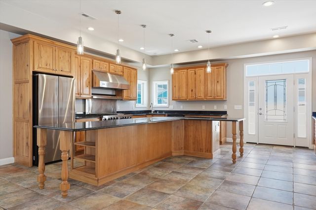 27 Bittersweet Ln, Hampton, NH 03842