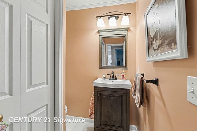 53 W Willow Pond Drive, Saginaw, MI 48603